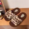 Celebridad de Internet Hogar Lindo Estampado de Leopardo Ropa de Otoño e Invierno Pantuflas Peludas Usables para Mujer Estampado de Leopardo 2025 Pantuflas de Algodón Antideslizantes para Mujer Moda