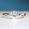 Anillo de Moissanita de Imitación Bicolor Chapado en Oro Anillo de Diamantes de 2 Quilates Oro de 18K Platino Bicolor Brazo de Torsión Micro-incrustado