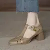 Sapatos confortáveis de bico quadrado, novo estilo verão e primavera 2026, salto grosso, vazado, fivela, sandálias fechadas estilo gaiola para mulheres