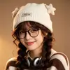 Novo Chapéu de Tricô Quente Outono Inverno com Aplique de Letra para Proteção das Orelhas ao Ar Livre para Mulheres Estrelas Chapéu Casual de Lã Chapéu de Moda Tendência