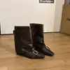 Botas de estilo perezoso de moda de celebridad de internet con arrugas apiladas para mujer, estilo otoño e invierno, ocultas, que aumentan la altura, adelgazan las piernas, hebilla de cuero, botas de montar de media pantorrilla