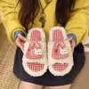 2026 Novas Pantufas Peludas de Solado Plano Desenho Animado Pantufas de Algodão Fofas para Mulheres Uso Doméstico Pantufas Peludas de Solado Macio para Uso Externo