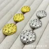 Botões metálicos com padrão de losangos para jaquetas estilo Chanel, malhas, casacos de lã, trench coats e peças com acabamento em pele.
