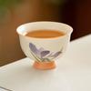Taza Maestra de Flor de Iris Esmaltada Beige del Fabricante, Taza Cerámica de Pie Alto, Taza de Té Pequeña Exquisita, Juego de Té Kung Fu para Oficina