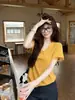 Camiseta de Manga Corta con Empalme de Encaje Amarillo para Mujer 2025 Verano Nicho Holgada Versátil Casual Top con Cuello en V