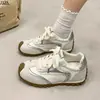 Sapatos de sola grossa estilo alemão para mulheres, novos sapatos casuais esportivos de outono 2026 para mulheres, sapatos brancos respiráveis para mulheres, sapatos Cortez
