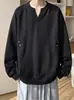 Sudadera negra con cuello en V y remaches para hombre, top versátil de otoño de corte holgado, marca de moda nueva chaqueta estilo americano para jóvenes 2026