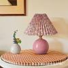 Lámpara de Mesa Plisada Nórdica Floral Vintage Pastoral Estilo Francés Lámpara de Mesa Dormitorio Mesita de Noche Decorativa Luz Ambiental Nocturna