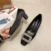 Versão em Pele de Ovelha Primavera e Outono Novo Estilo Salto Médio-Alto Superfície de Cetim Fivela Quadrada com Strass Sapatos de Casamento Bico Quadrado Pequeno Salto Bloco Boca Rasa Sapatos de Salto Único para Mulheres