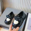 Zapatos pequeños de cuero con lazo de corazón para niñas, nuevo estilo otoño/invierno, suela suave, antideslizantes, tipo princesa para niñas de 3 a 6 años, planos dulces y lindos