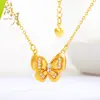 Colar Borboleta de Renda Escovada com Inlay de Diamante Dourado Areia Lunar Simples Gargantilha Antiga Vazada Fosca Pingente Versátil de Luxo Leve