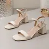 Sandalias cuadradas de tacón grueso en stock con tacón de 6 cm de altura, cómodas para mujer, cierre de hebilla, puntera abierta, adecuadas para el uso diario