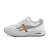 Sapatos Femininos de Tamanho Grande para Travessia de Fronteira Primavera e Outono Novos Sapatos Esportivos de Couro Estilo Coreano Feminino Sola Grossa Casual Sola Macia Sapatos de Corrida Estilo Pai