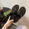 Sandalias Planas de Punta Redonda con Clip Triangular Simple para Dedos del Pie, Nuevo Estilo Primavera/Verano 2026, Versátiles para Uso al Aire Libre, Cómodas para los Pies