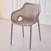 Sillas huecas para patio exterior listas para enviar del fabricante, disponibles en varios colores, adecuadas para mesas y sillas de comedor en casa, puestos de mercado nocturno y puestos de comida