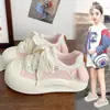 Zapatillas blancas para niña 2026 nuevo modelo de primavera, transpirables, de suela gruesa, a la moda, versátiles, antideslizantes, zapatillas deportivas casuales, estilosas