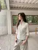 Camisa Branca CRUCREAMS com Decote V para Mulheres, Top Casual Versátil de Verão com Inteligência Alta e Corte Slim