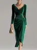 Moda Feminina Transfronteiriça Europeia e Americana 2026 Novo Vestido Bodycon Sexy de Veludo com Mangas Longas, Corte Justo, Franzido e Fenda Longa