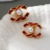 Brincos Pingente Letra Cc Inlaid em Resina com Pérola Imitação e Strass da Qingdao Daiwei Jewelry São Adequados para Uso Diário Feminino