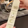Organizador de joyas simple y portátil con compartimentos, una pequeña caja de almacenamiento para anillos y una práctica bolsa de viaje para pendientes y otras joyas