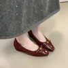 Primer Encuentro con los Nuevos Zapatos Versátiles de Terciopelo Retro para Viaje de Primavera y Otoño con Camelia, Punta Cuadrada y Tacón de Cuña con Lazo