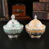 Azucarero estilo palacio europeo con tapa, con relieve metálico y base decorativa de tres patas, una lujosa caja de joyería y una pieza decorativa para bodas