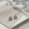 Brincos Tridimensionais de Zircônia Floco de Neve Super Brilhantes, Luxo Leve, High-End, Brincos Florais Modernos, Brincos de Nicho Únicos para Mulheres