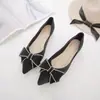 Nueva Colección Primavera y Otoño 2026: Zapatos planos para mujer de color crema, adornados con pedrería y lazo, de punta fina y corte bajo, con piel suave y suelas antideslizantes, versátiles para cualquier atuendo