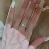 Anillo Popular de Huevo de Paloma de Zirconia de Xiaohongshu para Mujer, Modelo Nuevo, Luz Deslumbrante de Lujo con un Toque de Alta Gama, Diseño Abierto Ajustable para el Dedo Índice