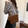 Bolso de cuero de nicho súper popular para mujer, nuevo bolso bandolera retro versátil de otoño e invierno 2025, bolso bandolera tipo cubo.