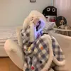 Adorable Perro de Orejas Grandes con Capucha de Felpa de Coral Bata de Baño Estilo Invierno Felpa Engrosada Pijamas a Cuadros Perro Canela Ropa de Casa