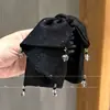 Presilha de cabelo triângulo em tecido para mulheres, com um visual sofisticado, perfeita para criar um coque estiloso na parte de trás da cabeça; uma grande presilha tipo tubarão com aparência delicada, com um laço de borboleta