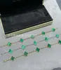 Artículo popular para transmisiones en vivo: Pulsera de trébol de cuatro hojas de alta gama V-gold para mujer, lujo ligero, moderna y versátil, pulsera de cinco flores de ágata y nácar chapada en 18k