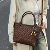 Bolsa Saco Retrô de Nicho para Mulheres Outono e Inverno 2025 Nova Simples Trançada Coreana de Nicho Bolsa de Ombro Transversal