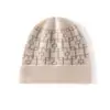 Nuevo Gorro Grueso de Cachemira para Otoño e Invierno Moda para Mujer Combinación de Colores Jacquard Punta Cálida Protección para los Oídos Gorro de Lana Transfronterizo