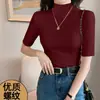 Camiseta Slim Fit com Gola Ligeiramente Alta e Mangas Três Quartos, Apresentando um Design Canelado Casual e Único para um Visual que Valoriza o Corpo, Adequada para Mulheres que Querem um Look Estiloso