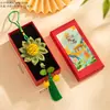 El Colgante de Girasol para el Festival del Bote del Dragón Ganó el Primer Premio en la Categoría de Bolsita Aromática, un Regalo Inspirador para los Exámenes de Ingreso a la Escuela Secundaria y la Universidad, y un Accesorio Decorativo para Bolsas de Regalo
