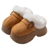 Chinelos de algodão com sola grossa de 8,0 cm para mulheres, novo outono e inverno 2025 para usar em casa e ao ar livre, que aumentam a altura, pelúcia quente, sapatos fechados atrás de algodão para mulheres