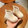 Botas de bebê, novos estilos de outono para meninas e meninos, sapatos infantis de sola macia, sapatos para os primeiros passos para bebês meninos de um ano, botinhas para meninas pequenas, botas de couro