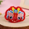 Año del dragón moda nacional caricatura peluche león muñeco diy broche zapatillas bufanda sombrero accesorios para funda de teléfono