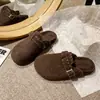 Sandalias Birkenstock estilo retro para mujer, colección otoño 2026, con lana, hebillas metálicas, un diseño casual y cómodo, adecuadas para uso en exteriores, y con estilo mule de punta cerrada