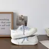 Zapatos de lona transpirables finos Belle para mujer, otoño 2026 nuevos zapatos casuales versátiles de moda bordados blancos 8009