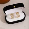 Brincos de Flor Trançada em Forma de C Franceses Retrô Exquisitos Elegantes Versáteis Brincos de Botão para Moda Feminina Luxo Acessível