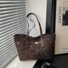 Bolsa de Hombro Tipo Tote Grande de Capacidad para Mujer Nueva Retro Primavera 2026 de Alto Valor Moderna Estampado de Leopardo Moda Simple