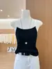 Puramente desejável e deslumbrante, este top regata sem mangas de alça fina para mulheres é emagrecedor e super bonito para usar no verão.