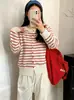 Camisa feminina listrada emagrecedora plus size, blusa feminina gola redonda, estilo outono 2026, suéter de malha solto versátil para mulheres plus size