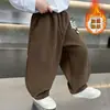 Pantalones de una pieza con forro polar para niño 2026 Estilo nuevo Bonitos Ropa de Otoño/Invierno para Bebé Pantalones Largos Pantalones Gruesos con Pierna Curva para Niños Modernos