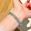 Pulseira aberta de três camadas simples e estilosa com contas de zircônia, moderna e versátil para o uso diário, joia de nicho com design único para mulheres