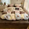 Juego de ropa de cama de cuatro piezas estilo coreano con lunares de terciopelo de leche clase A, engrosado, cálido, estilo crema, temporada de otoño e invierno, funda de edredón completamente mate, antiestático 1