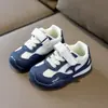 Zapatos deportivos para niños, modelo otoño 2026, zapatillas casuales de cuero para niños, zapatos para niñas, zapatos para caminar para bebés, en stock